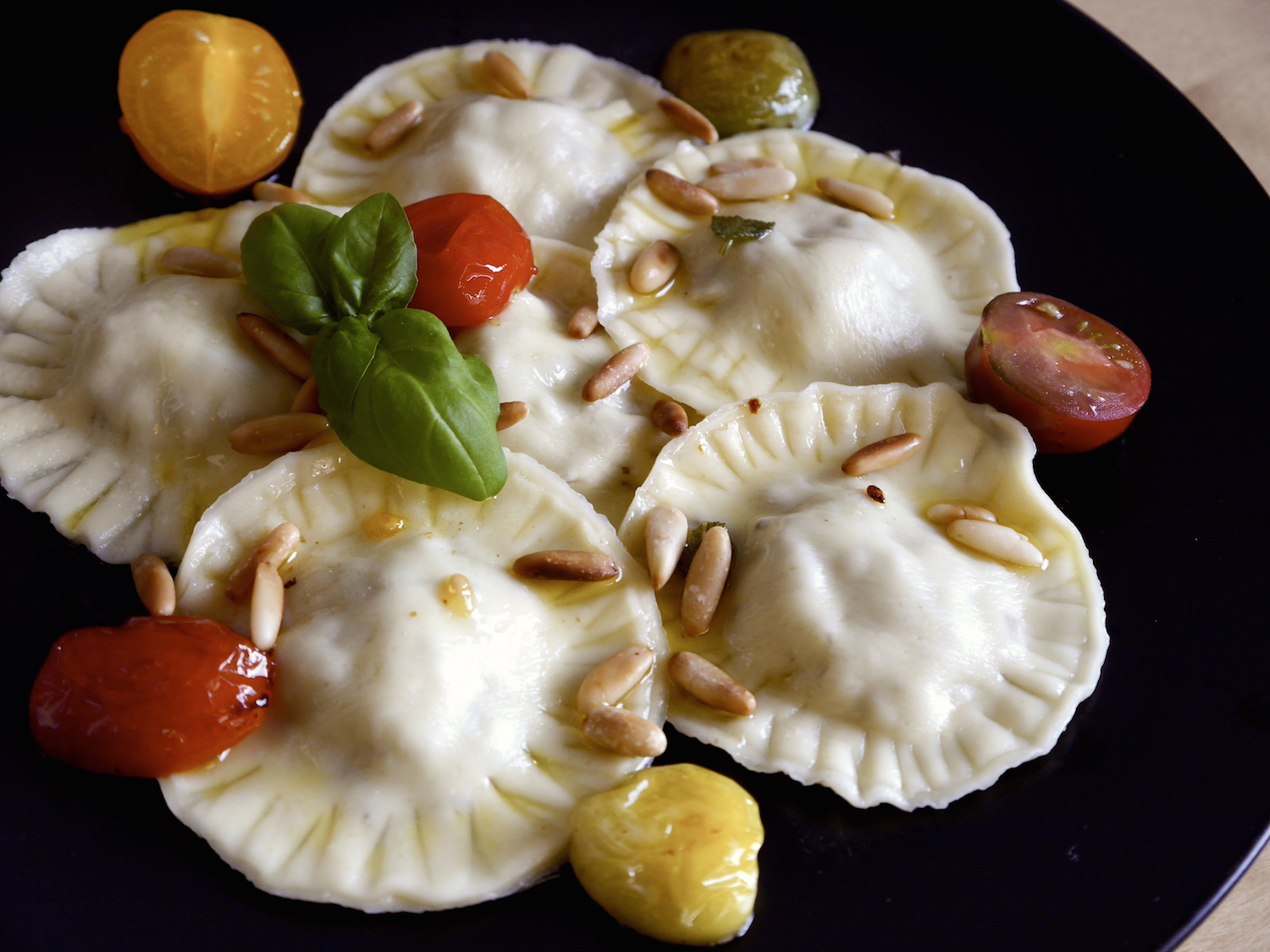 Vegane hausgemachte Ravioli mit Pilzfüllung in Salbeibutter von ...